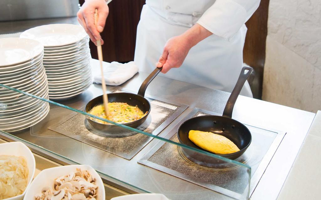 Hotel Okura Jr Huis Ten Bosch Sasebo Exteriér fotografie Preparation of an omelette